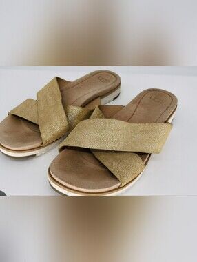 UGG Kari Metallic is a lightweight, slip-on slide sandal wide, crisscross SZ 6.5